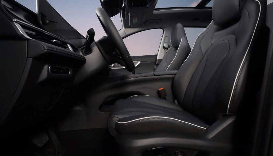 Renting Coches Ebro S7001.6 TGDI Luxury 7 DCT Gris, Blanco / Negro