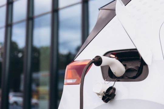Ansiedad de Autonomía: La Barrera Psicológica del Coche Eléctrico y Cómo Superarla