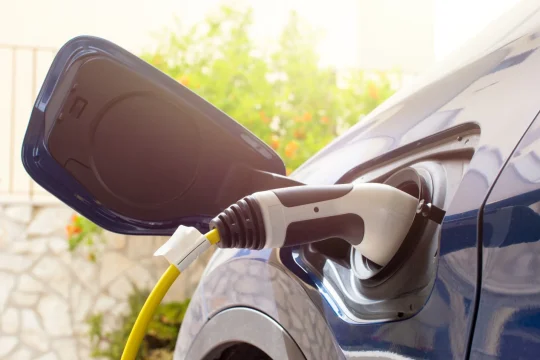 Coche Eléctrico vs. Combustión: La Guía Definitiva para Entender Qué Opción te Conviene Más