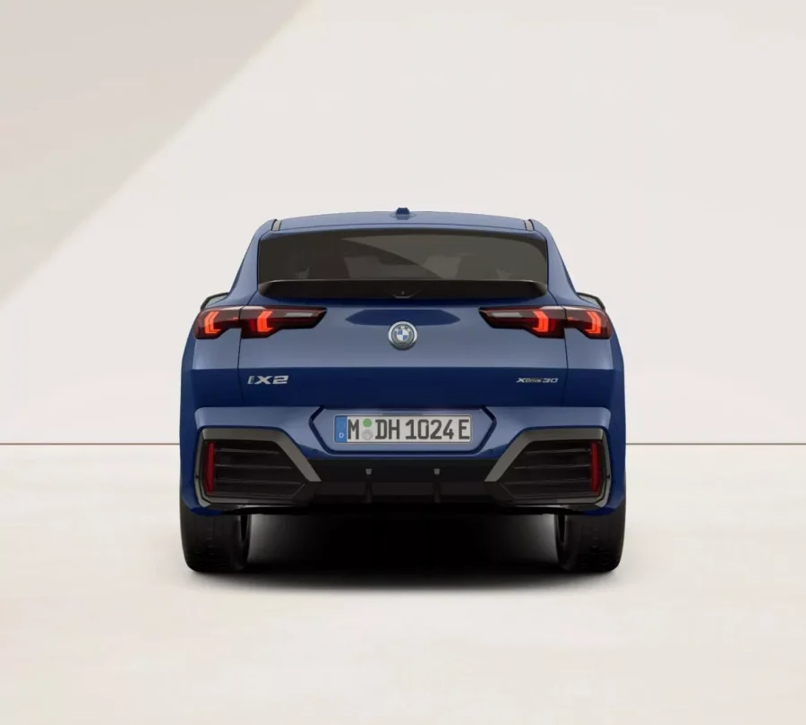 Renting Coches BMW iX2eDrive20 Portimao Blue, Black Sapphire