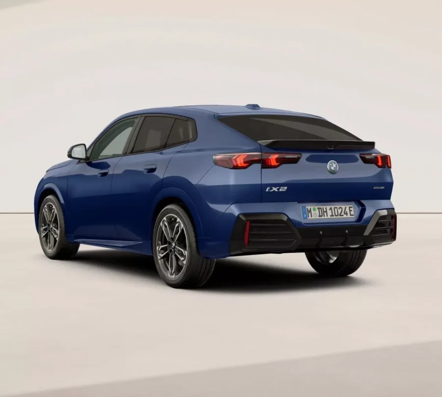 Renting Coches BMW iX2eDrive20 Portimao Blue, Black Sapphire