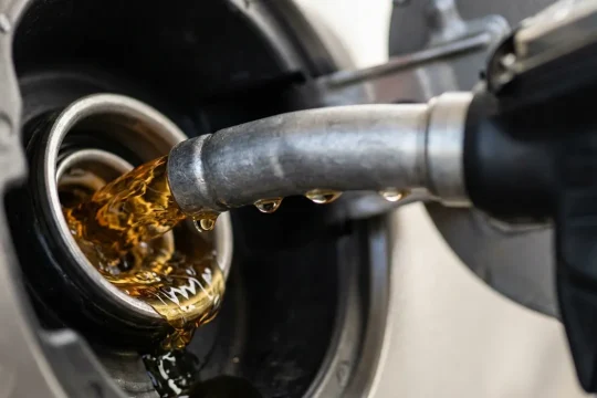 Comparativa renting de coches diésel vs gasolina: ventajas en eficiencia y cuotas 2026