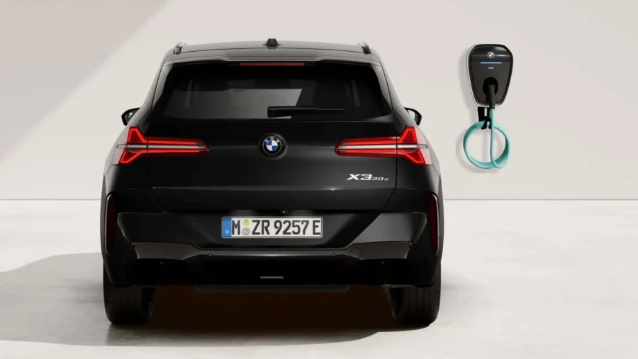 Renting Coches BMW X330e xDrive M Sport Black Sapphire, Arctic Race Blue