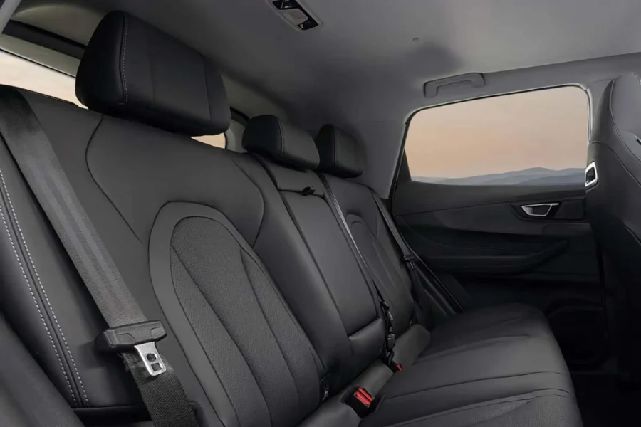 Renting Coches Ebro S4001.5 DHE HEV Excellence CVT Blanco Khaki, Gris Phantom