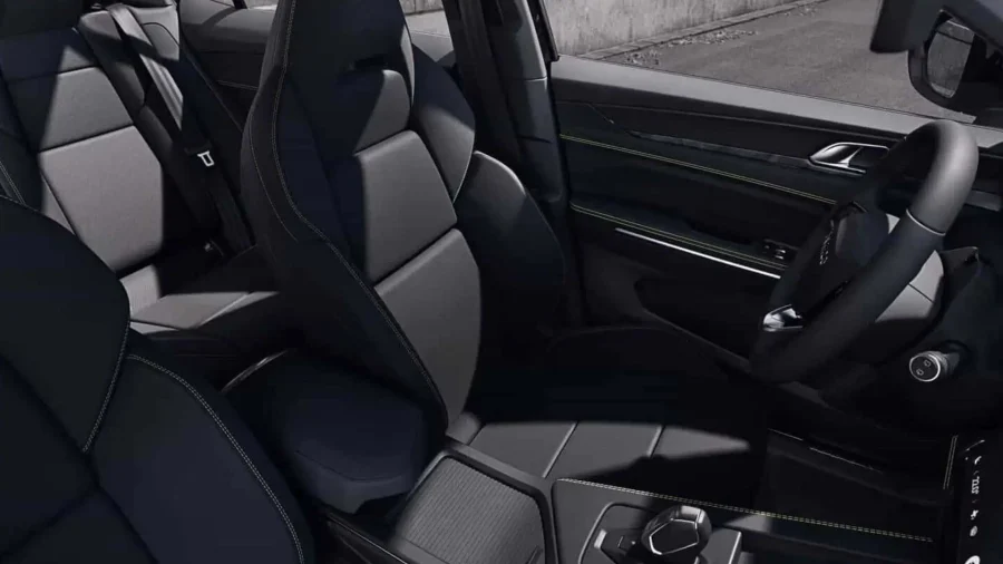 Renting Coches Lynk & Co 011.5 PHEV Core Mineral Green, Crystal White, Sparking Black