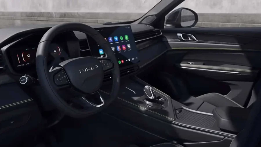 Renting Coches Lynk & Co 011.5 PHEV Core Mineral Green, Crystal White, Sparking Black