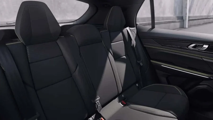 Renting Coches Lynk & Co 011.5 PHEV Core Mineral Green, Crystal White, Sparking Black